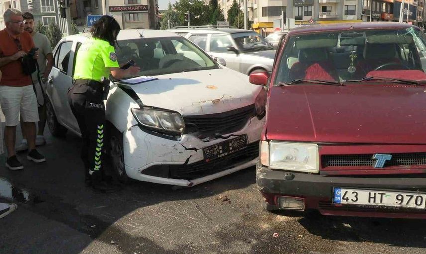 Tavşanlı'da kavşakta meydana gelen otomobil kazasında bir kişi yaralandı