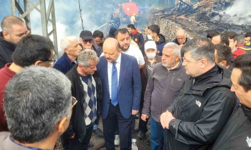 Kastamonu'da yangın faciası: 11 ev yandı, can kaybı yok