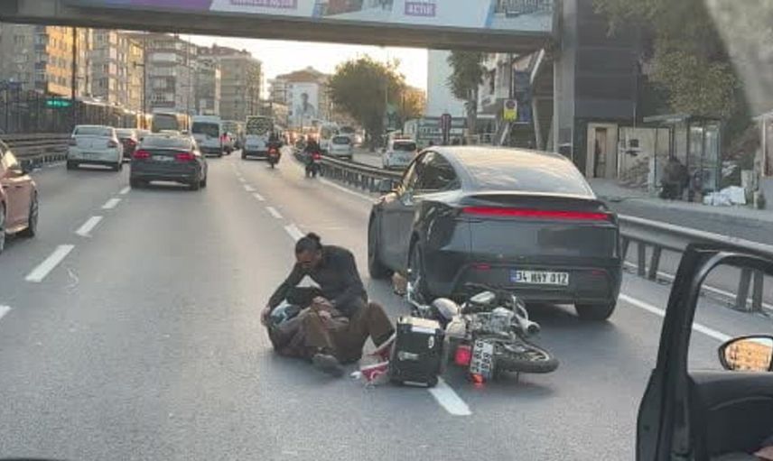 E-5'te motosiklet kazası: Sürücü vatandaşların yardımıyla ayağa kalktı