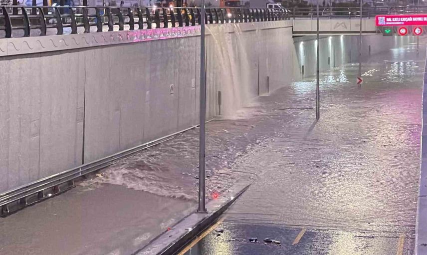 Mersin'de sağanak yağış hayatı olumsuz etkiledi