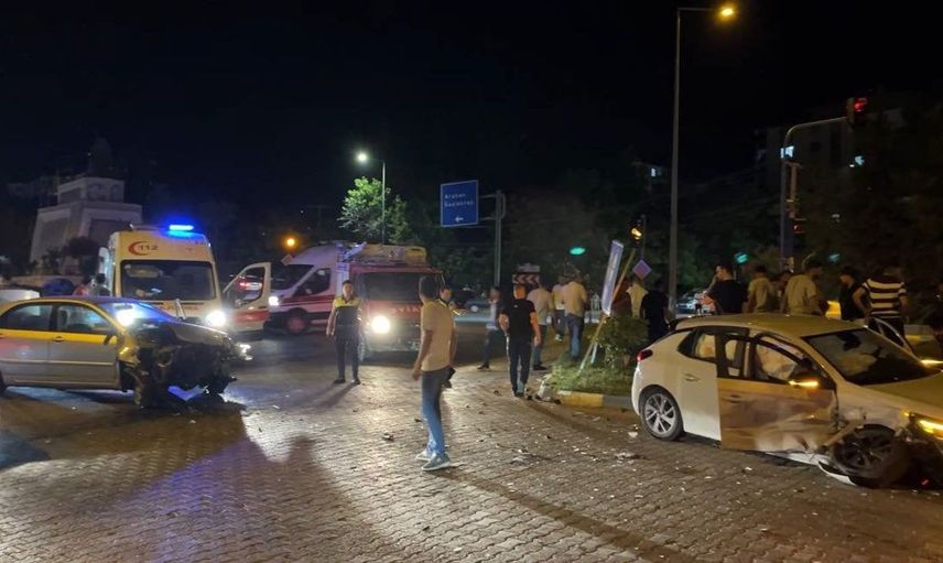 Adıyaman'da iki otomobilin çarpıştığı kazada 3 kişi yaralandı
