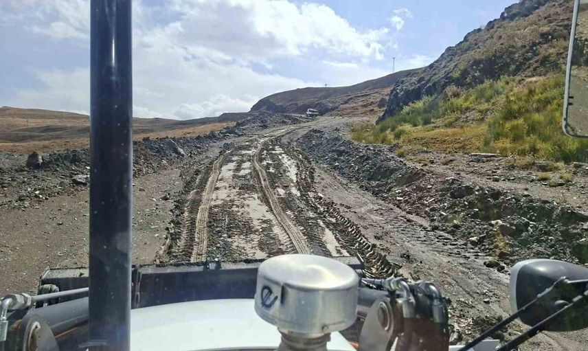Hakkari'de çamura saplanan kamyonetteki 5 kişi belediye ekipleri tarafından kurtarıldı
