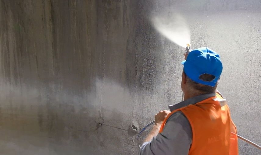 Antalya'da 100. Yıl Caddesi'nin yenileme çalışmaları hız kesmeden devam ediyor