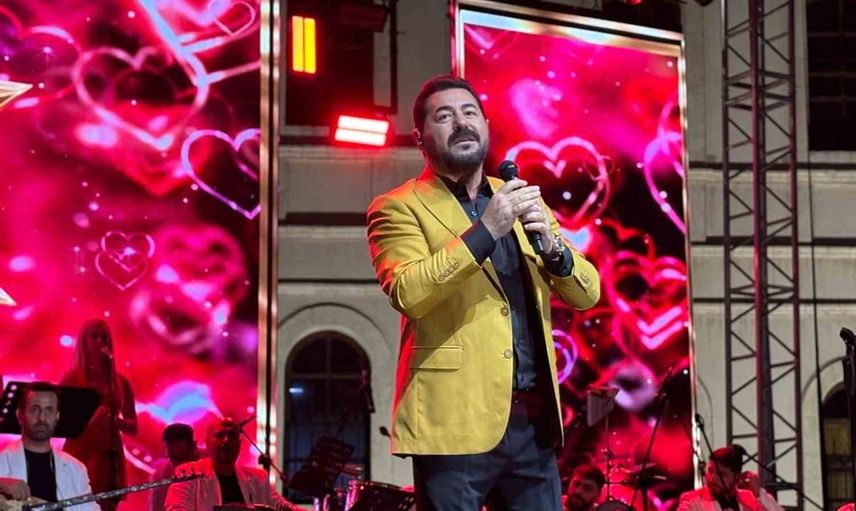 Serkan Kaya, Sivas'ta nostaljik bir konserle hayranlarıyla buluştu