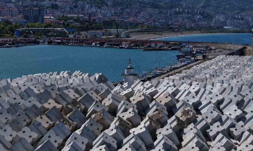 Karadeniz'deki balıkçı barınağı güçlendiriliyor: Dev beton bloklarla dayanıklılık artırılıyor