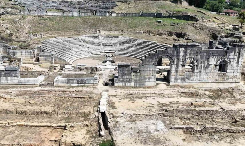 Konuralp antik tiyatro kazılarında gönüllü destek seferberliği