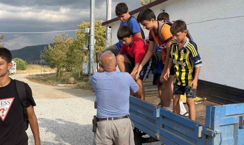 71 yaşındaki gönüllü antrenör, traktörüyle çocukları spora taşıyor