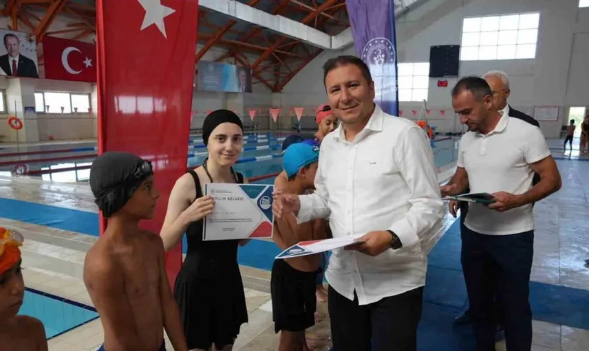 Düzce'de yüzme eğitimini tamamlayan minikler, sertifikalarını aldı