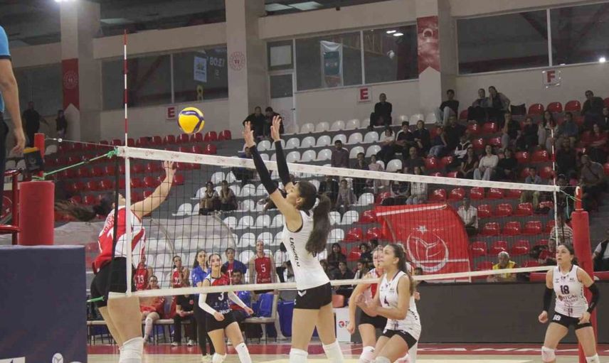 Kahramanmaraş kadın voleybol takımı, Antepia'ya set vermeden galip geldi