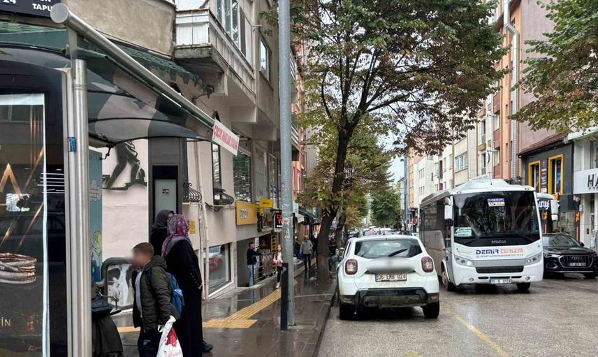 Bilecik'te ters şeritten gelen sürücü, minibüs durağını işgal etti