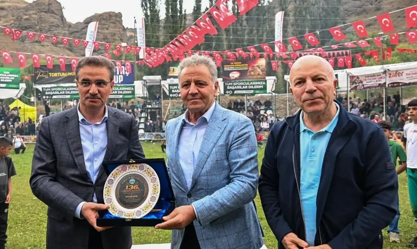 Tortum'da geleneksel karakucak güreşleri coşkusu yaşandı