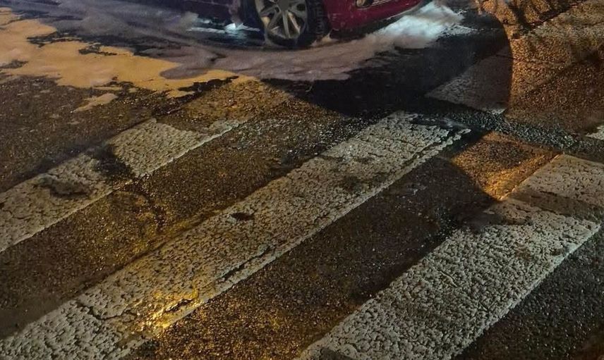 Fatih'te seyir halindeki otomobil alev alev yandı