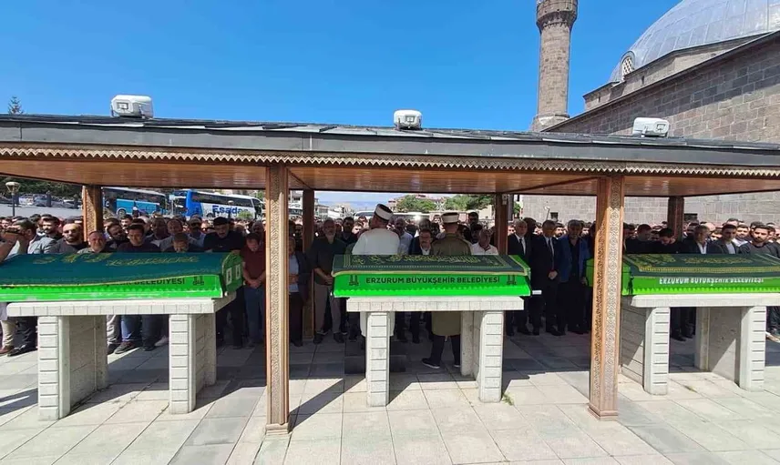 Erzurum'daki trafik kazasında hayatını kaybeden gençler son yolculuklarına uğurlandı