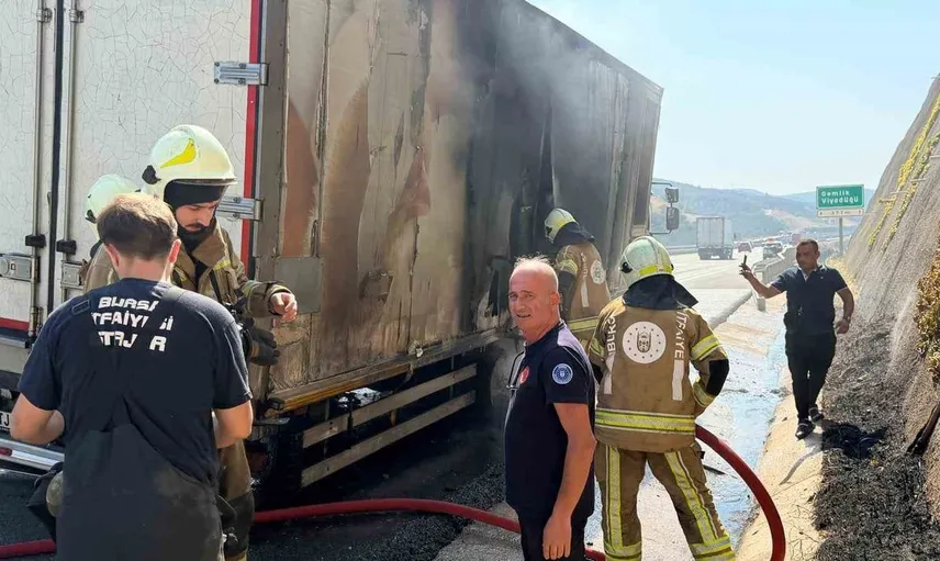 Canlı hayvan nakil aracı yolda yangın çıkardı: Büyük bir facia önlendi