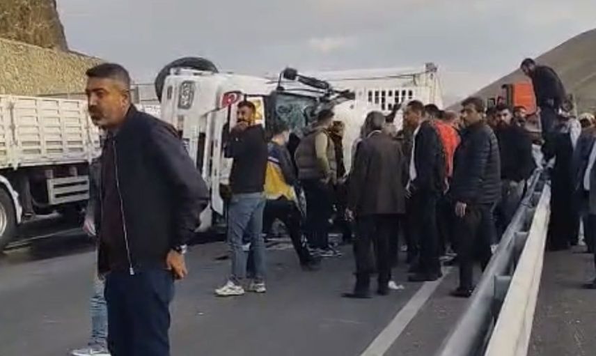 Van'da tır devrildi: 1 yaralı