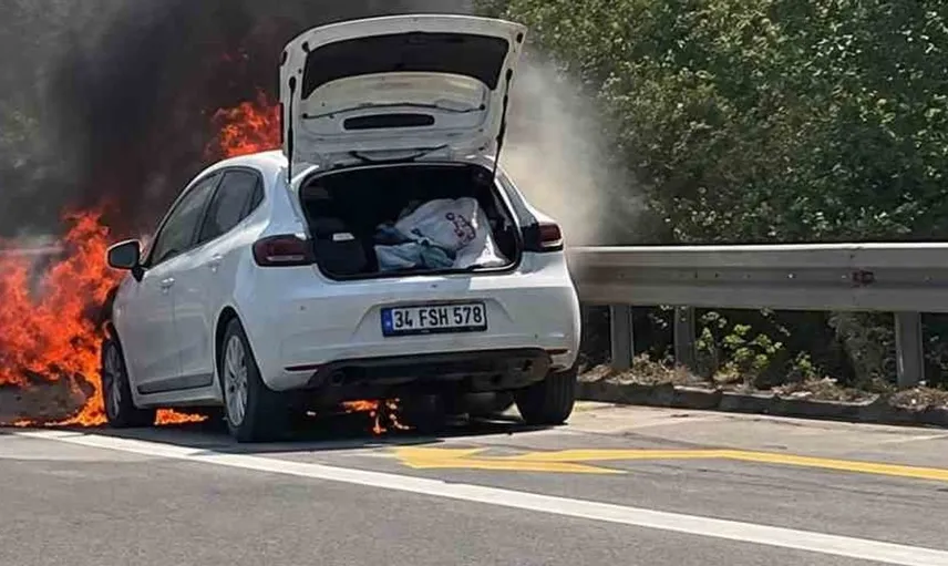 Düzce geçişinde otomobil yangını canlandırdı: Sürücü ve yolcular son anda kurtuldu