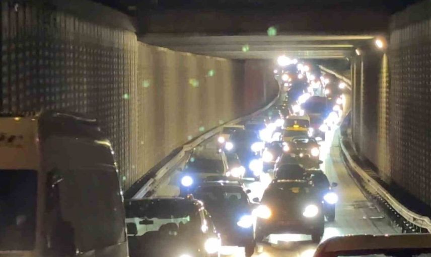 Bursa'da bariyerlere çarpan aracın sürücüsü ve yolcusu yaralandı