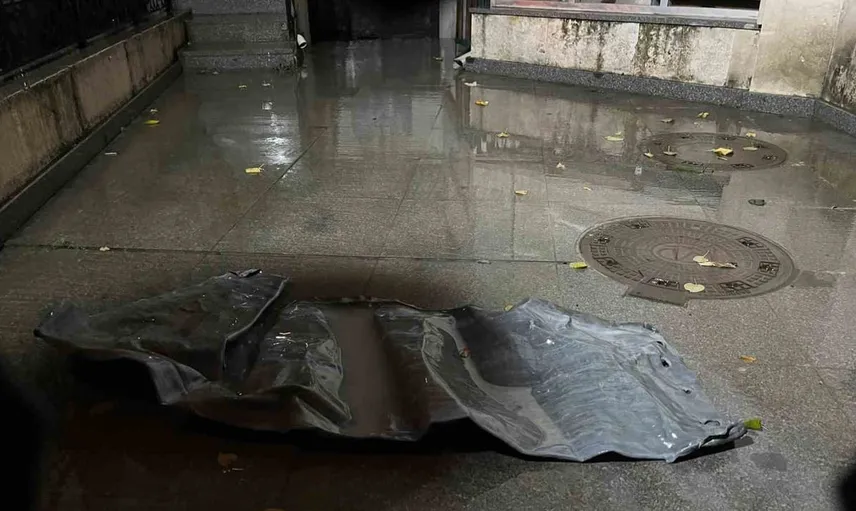 Küçükçekmece'de sağanak sonrası cami minaresinden düşen kurşun levhalar trafiği durdurdu