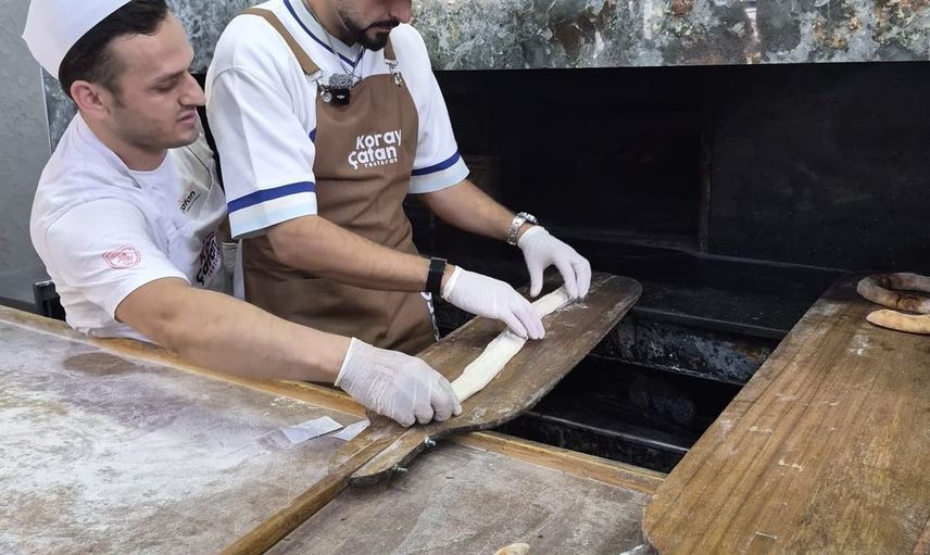 Sefo, Bafra’da tezgah başına geçip kendi pidesini yaptı
