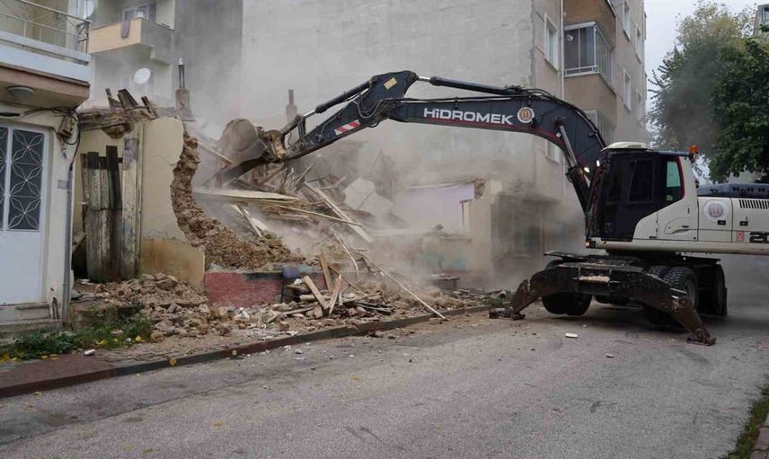 Bilecik'te tehlikeli metruk yapılar temizleniyor