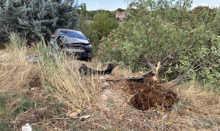 Elazığ'da otomobil kaza yaptı, 4 kişi yaralandı