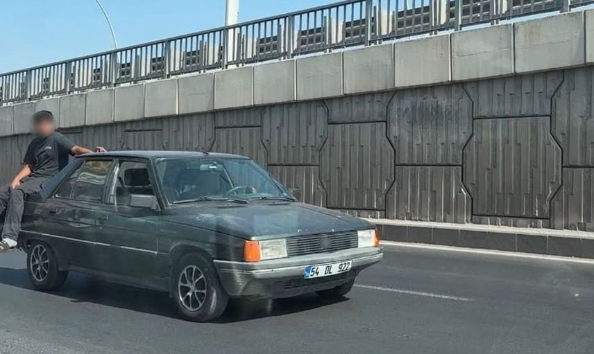 Diyarbakır’da tehlikeli yolculuklar kamerada: bagajda oturan çocuk ve bagaja binen yolcu dikkat çekti