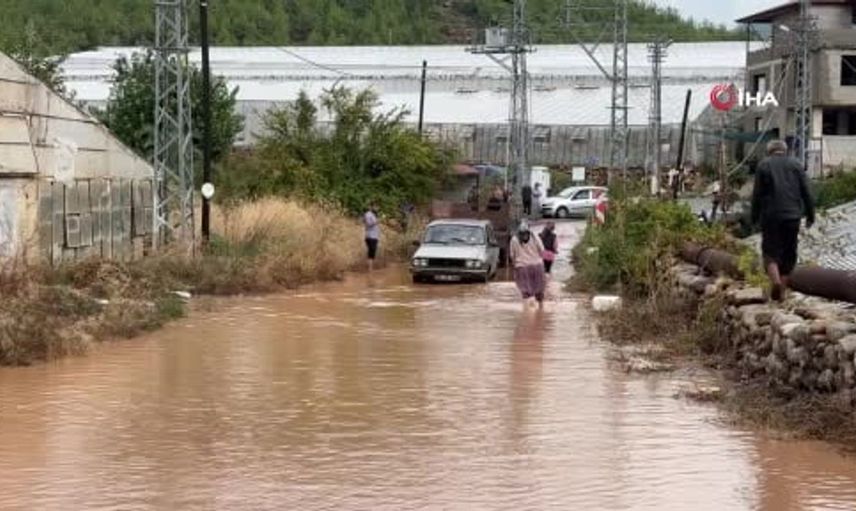Bozyazı'da etkili sağanak yağış tarım arazilerini vurdu