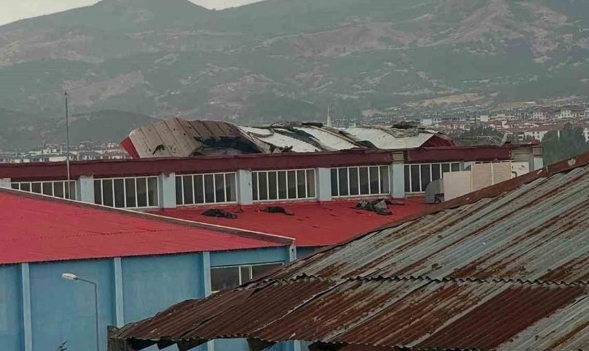 Bingöl'de kuvvetli rüzgar evlerin çatılarını uçurdu