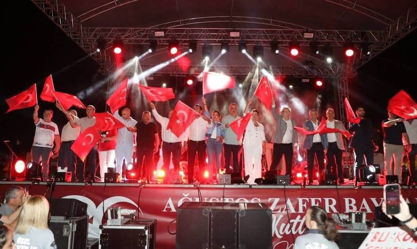 İki etkinlikte buluştu: Edremit’te Zafer Bayramı fener alayı ve Fatma Turgut konseri