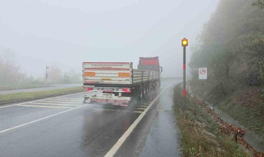 Bolu Dağı'nda etkili olan sis ve yağış sürücülere zor anlar yaşatıyor