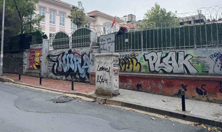 Sanal kumar reklamları, İstanbul'daki okul duvarlarını sarstı