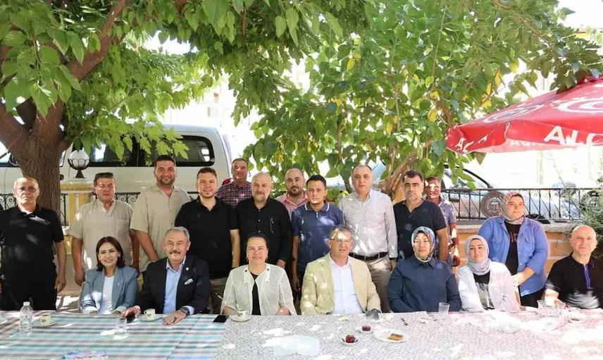 Denizli'de rozet töreni: 15 yeni üye AK Parti'ye katıldı