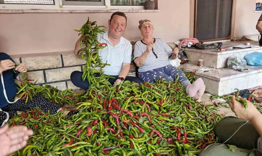 Edirne'de tava ciğerin garnitürü Karaağaç acı biberi için kurutma zamanı
