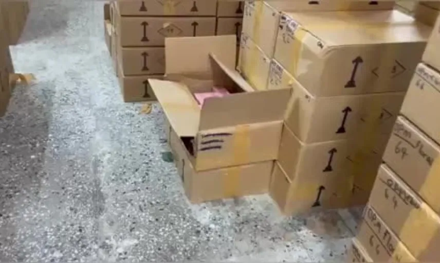 Bağcılar'da düzenlenen operasyonda 200 milyon lira değerinde sahte parfümler ele geçirildi
