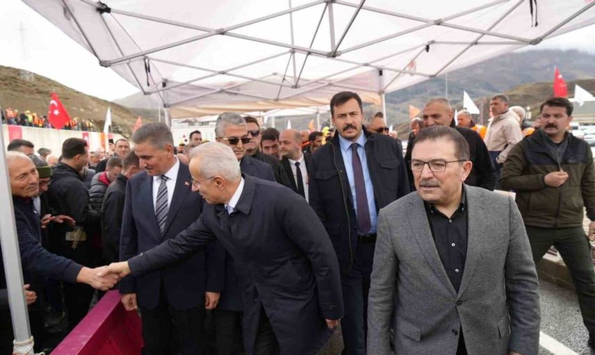 Bakan Uraloğlu Erzurum'da ulaşım projelerini tanıttı: 168 milyar liralık yatırımla büyük değişim