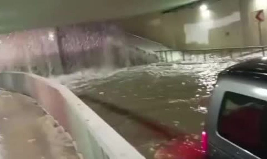 Şiddetli yağmur Pendik'te alt geçidi suyla doldurdu: Mahsur kalan baba-kız kurtarıldı