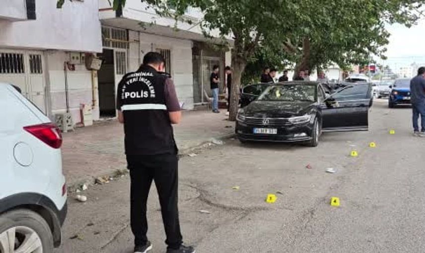 Gece yarısı park halindeki otomobile kurşun yağmuru