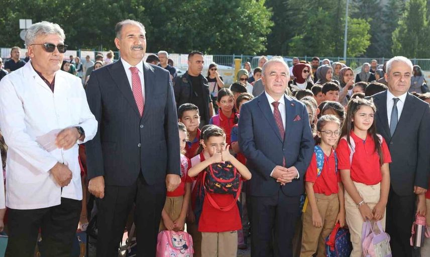 Elazığ'da yeni eğitim döneminin coşkusu: Öğrenciler sınıfları doldurdu