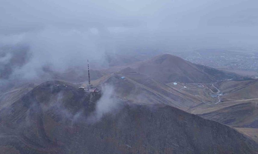 Palandöken Kayak Merkezi'nde kar yağışı masalsı bir manzara oluşturuyor