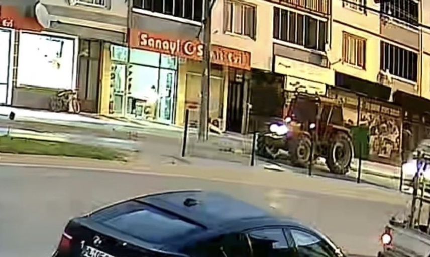 Bursa'da tarım işçilerini taşıyan panelvan traktöre çarptı: 10 yaralı