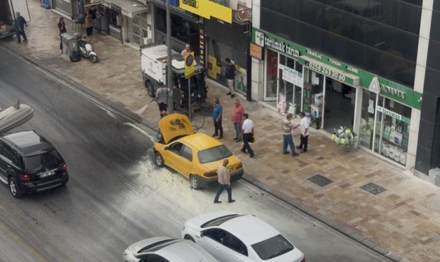 Denizli'de temizlik işçileri, otomobil yangınını büyük bir tehlike olmadan söndürdü