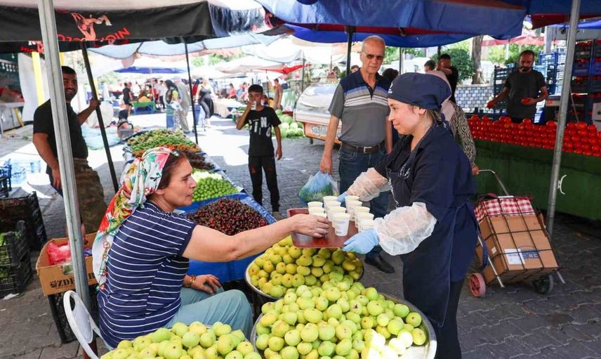 Aydın Büyükşehir Belediyesi'nden yaz sıcaklarında limonata ikramı