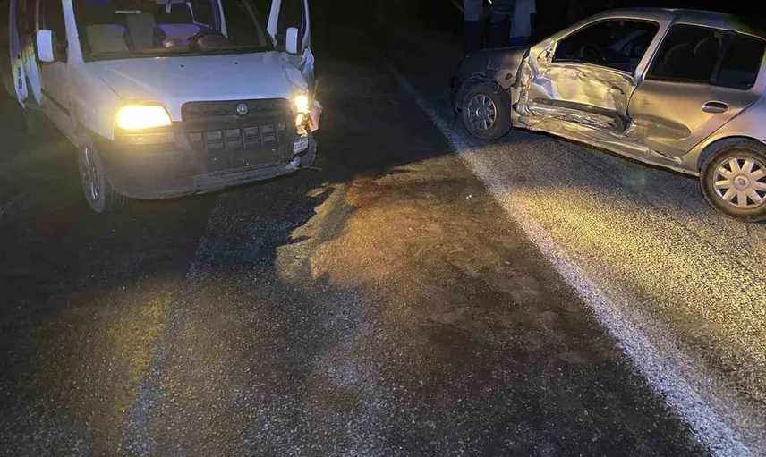 Afyonkarahisar'da trafik kazasında 2 kişi yaralandı