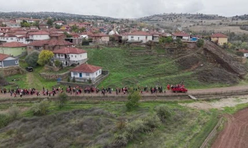 Cumhuriyet coşkusunu köy meydanında yaşadılar: Sarıkızlı'da bayraklarla yürüyüş ve halaylar