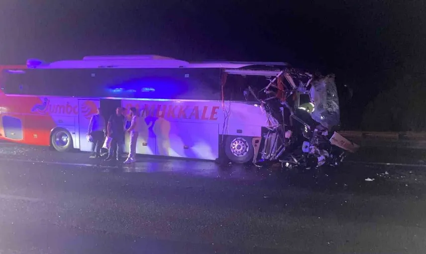 Anadolu otoyolunda yolcu otobüsü ve çekici çarpıştı: 9 kişi yaralandı