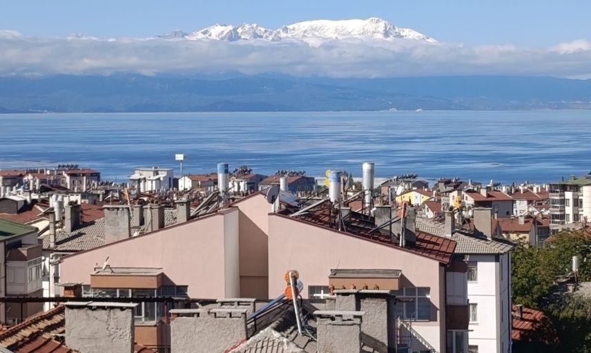 Anamas Dağı'nın zirvesi beyazlarla süslendi