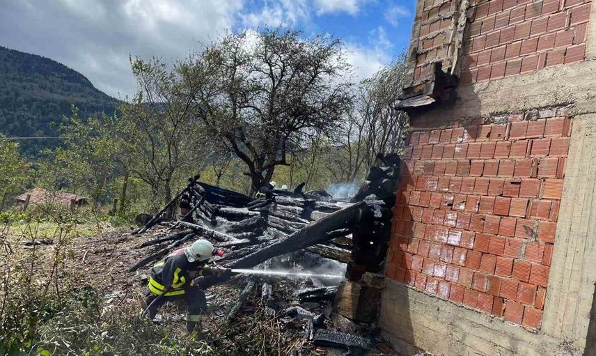 Sinop'ta yangın felaketi: Bir ev tamamen kullanılamaz hale geldi