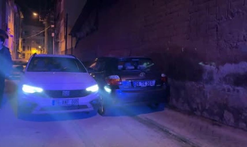 Alkollü sürücü polisin dur ihtarına uymadı, park halindeki araca çarptı