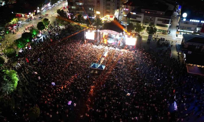 Çorum'da uluslararası hitit fuarı ve festivalinde soner sarıkabadayı konseri
