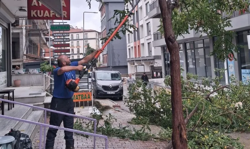 Şiddetli yağış ve fırtına önlemleriyle Kartal Belediyesi sahada